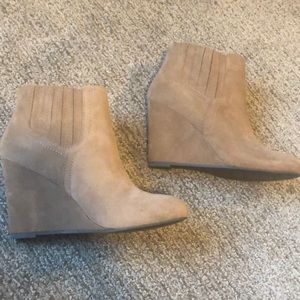 Nude/tan suede wedges
